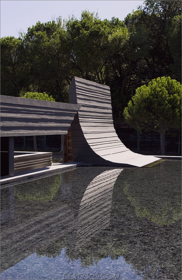 skulpturale-geräumige-home-2-pools-lake-4-Roof-swoop.jpg