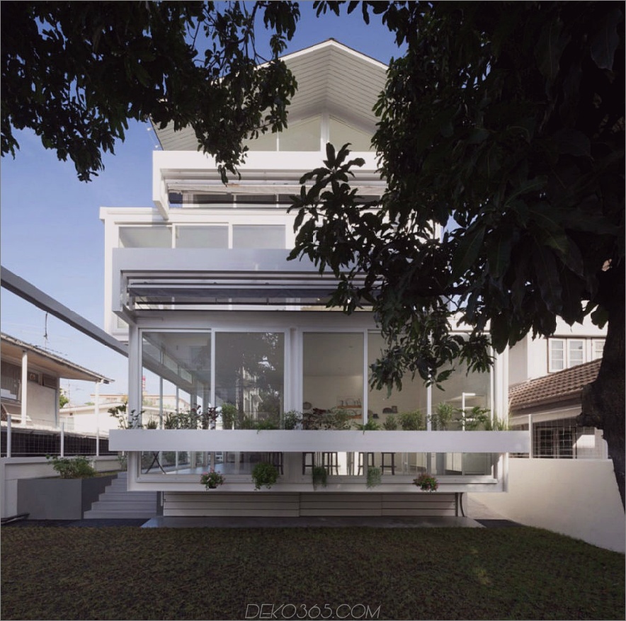 Assymetrische Struktur hebt es von anderen Schrägdachhäusern ab 900x893 SOOK Architekten entwarfen ein modernes Haus in Bangkok