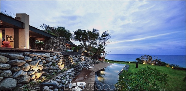1 Haus mit terrassenförmig angelegten Felsen direkt am Meer% 20 thumb 630xauto 63930 Steiles Grundstück auf drei Ebenen