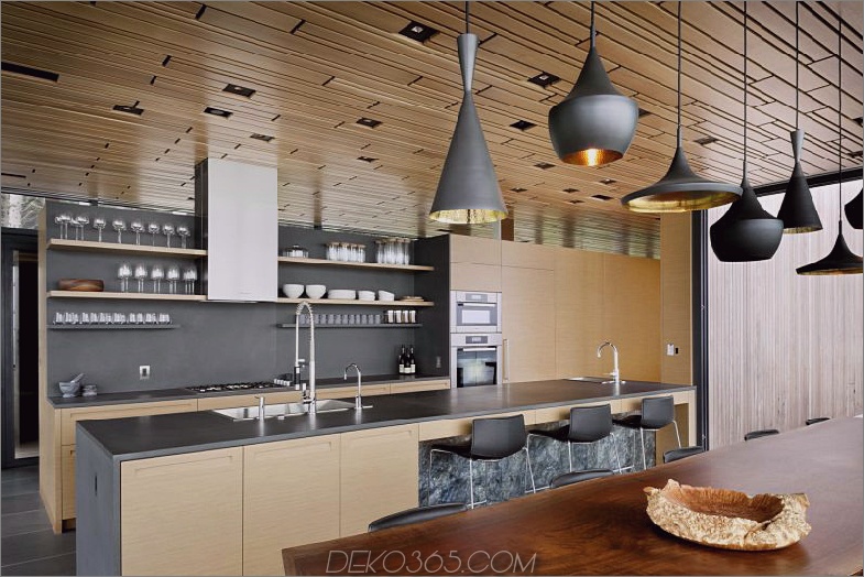 Die Küche verfügt über Holzmöbel und trendige schwebende Regale