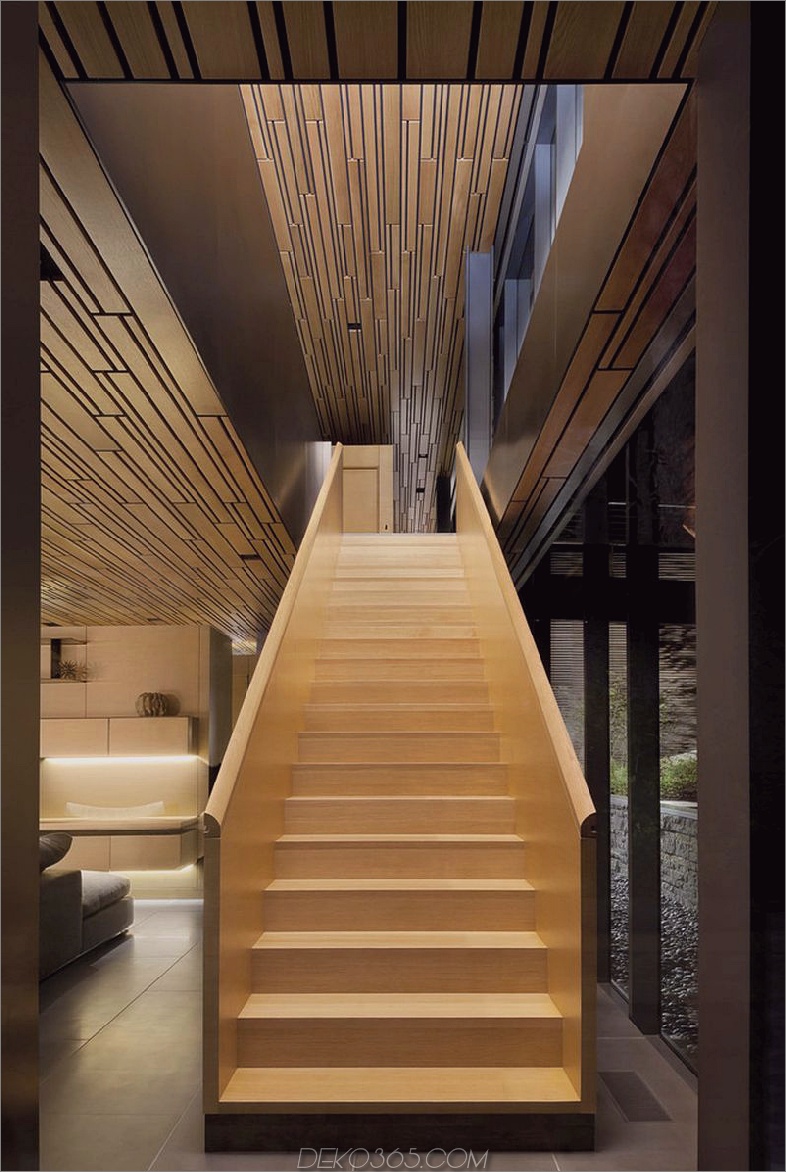 Eine Holztreppe verbindet das Erdgeschoss und die erste Etage