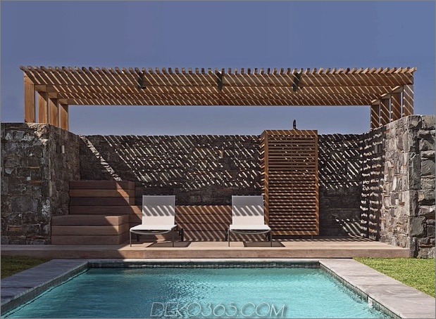 Strandhaus-mit-rekonfigurierbar-Holzplatten-5-Pool-Stühle.jpg