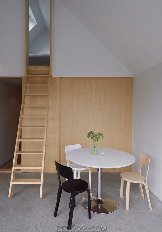 szenisch-beton-glas-wohnung-schlafzimmer-stühle-ladder.jpg
