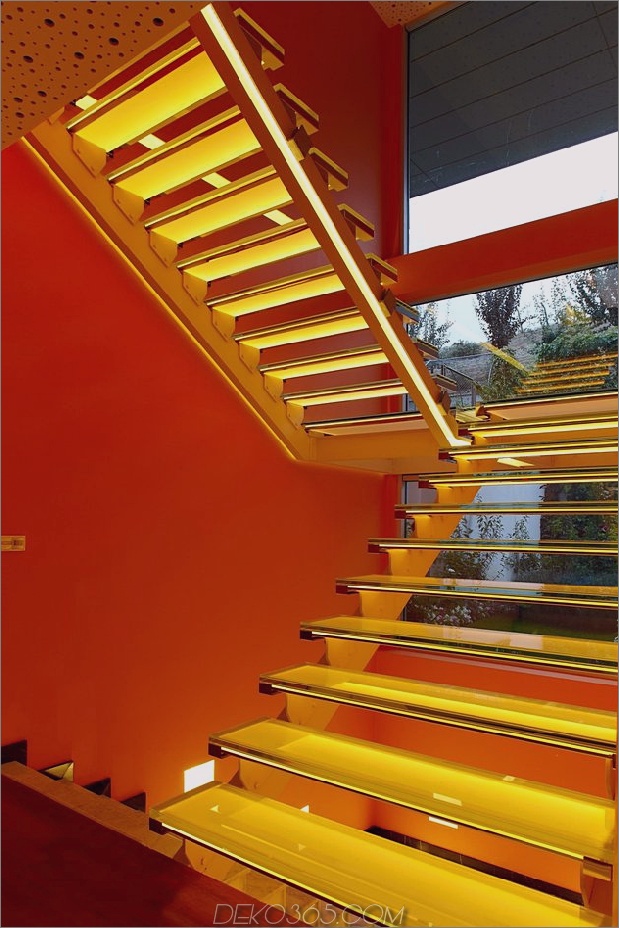 ultramodernes-haus-mit-lebendiger-beleuchtung-design-fokus-11-treppen-orange.jpg