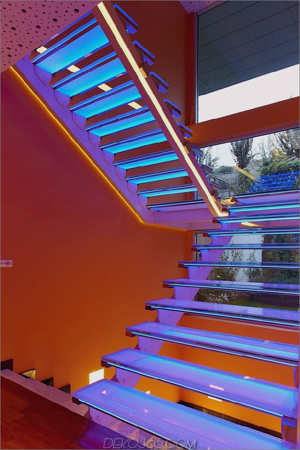 ultramodernes-haus-mit-lebendiger-beleuchtung-design-fokus-13-treppen-blau.jpg