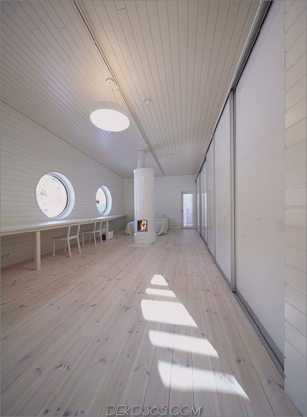 minimalistisches Holzboothaus-schwimmend in Finnland-Wald-5.jpg