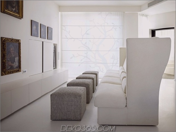weisse schatten-definieren-luxuriös-stöckig-milan-apartment-4-high-couch.jpg