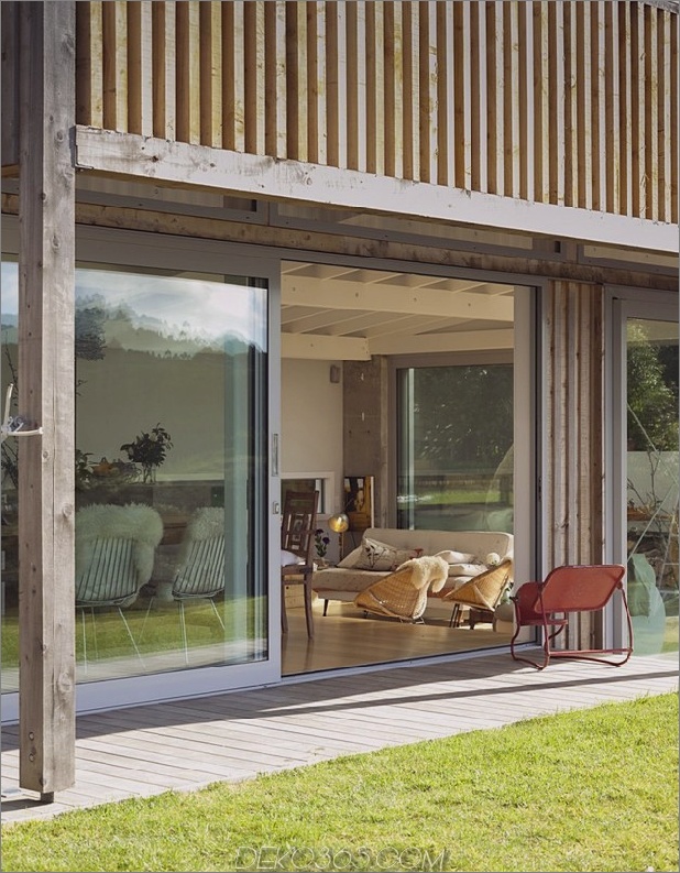 Holz-Lamellen-Haus-mit-völlig-offenen-Wohnräumen-7-Außenmöbel.jpg