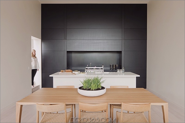 Minimalistische Schwarz-Weiß-Küche von StudioFour