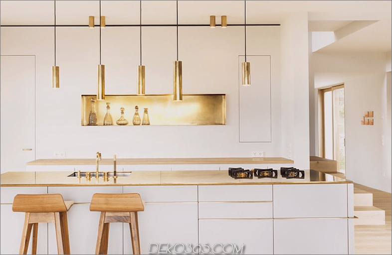 Metallische Akzente in minimalistischer Küche