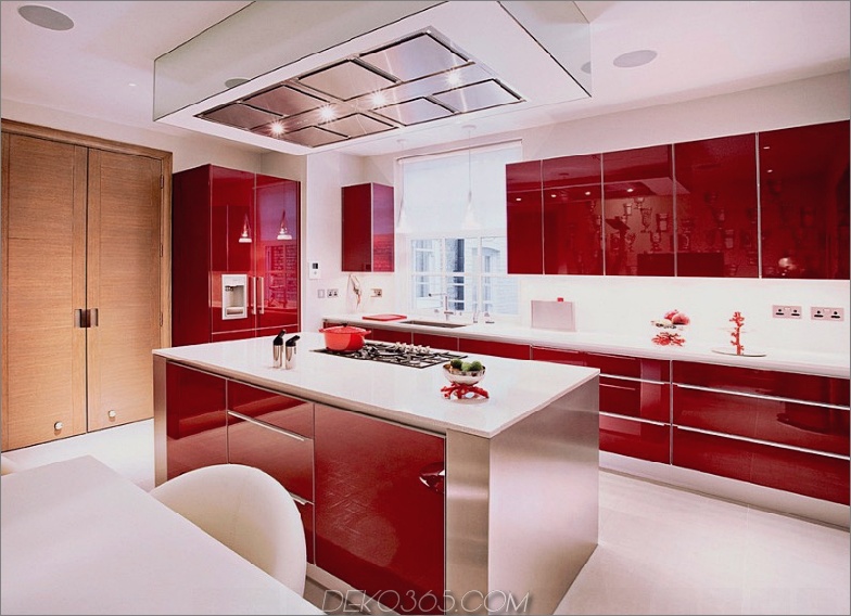 Rot glänzende Küchenschränke