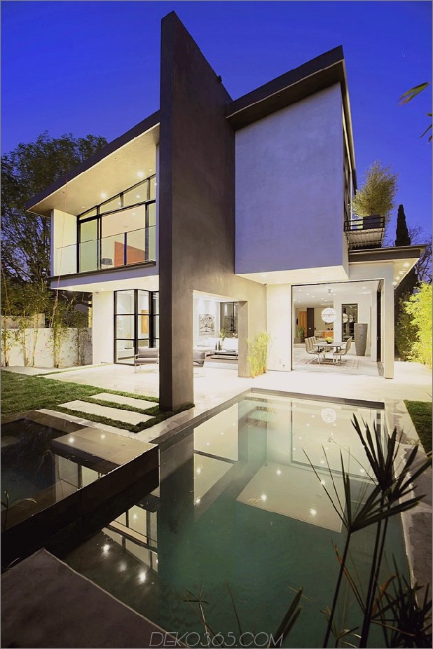 Zeitgenössisches Haus mit Pool hat schwarz-weiße Einrichtung_5c5e0c3f42225.jpg