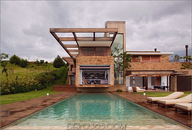 Zeitgenössisches-Hügel-Haus-Brasilien-verschwindet-in-Landschaft-4-pool.jpg
