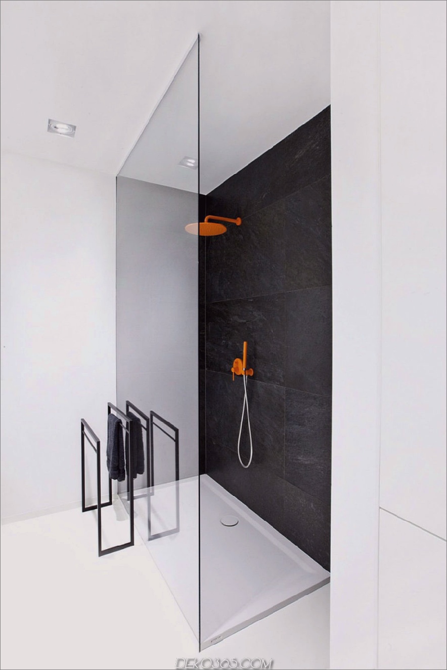 Schwarze Duschwand funktioniert wunderbar mit weißen Böden und Interieur