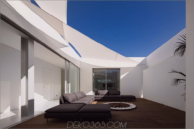 zugang-über-überhang-portugiesisch-villa-5-offen-wohnzimmer.jpg