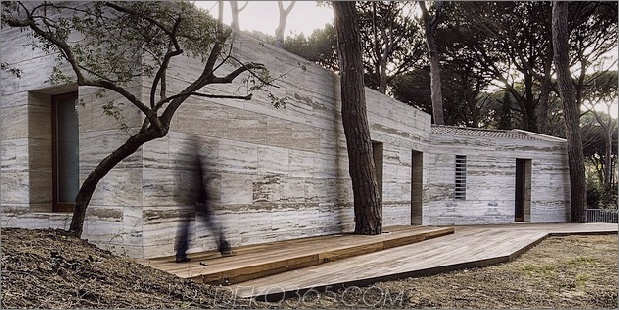 Minimales italienisches Zuhause mischt einzigartige Stein-Holzoberflächen 1 Hauptdaumen 630x315 22038 Haus mit Travertin-Außen- und Innenausstattung