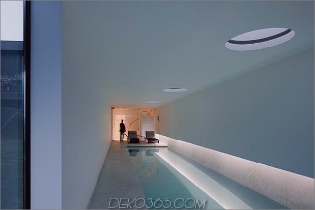 black-home-with-bright-interior-eingebaut in grasige hügel-28-pool-inward.jpg